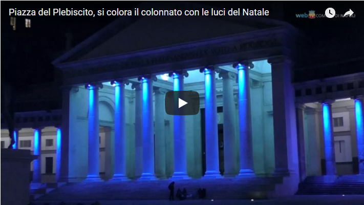 Piazza del Plebiscito, si colora il colonnato con le luci del Natale