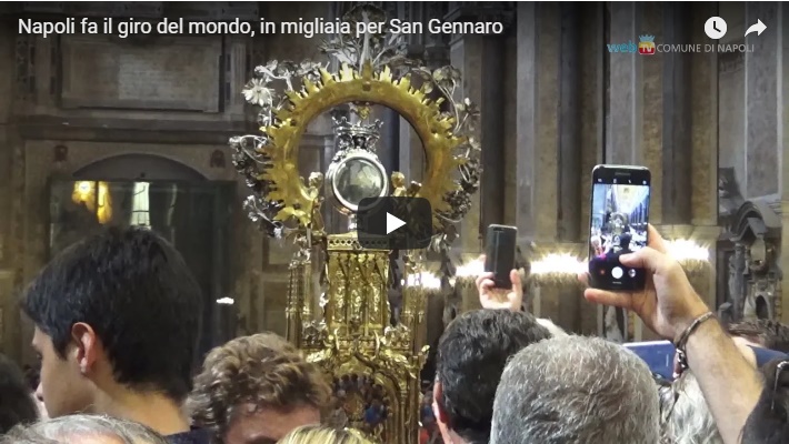 Napoli fa il giro del mondo, in migliaia per San Gennaro